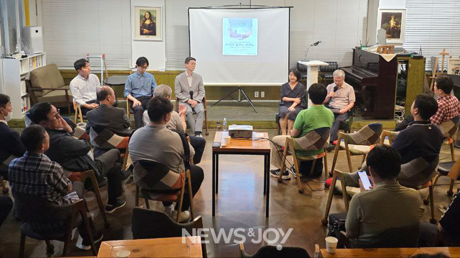 다큐멘터리와 책 내용 보다 교회 이야기를 더 오래 나눴습니다.