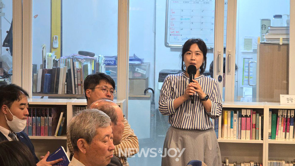 다큐멘터리 '교회를 떠나 교회가 되다'를 연출한 경소영 PD는 교인들을 인터뷰하면서 이들이 얼마나 교회를 사랑하는지 느낄 수 있었다고 했습니다.