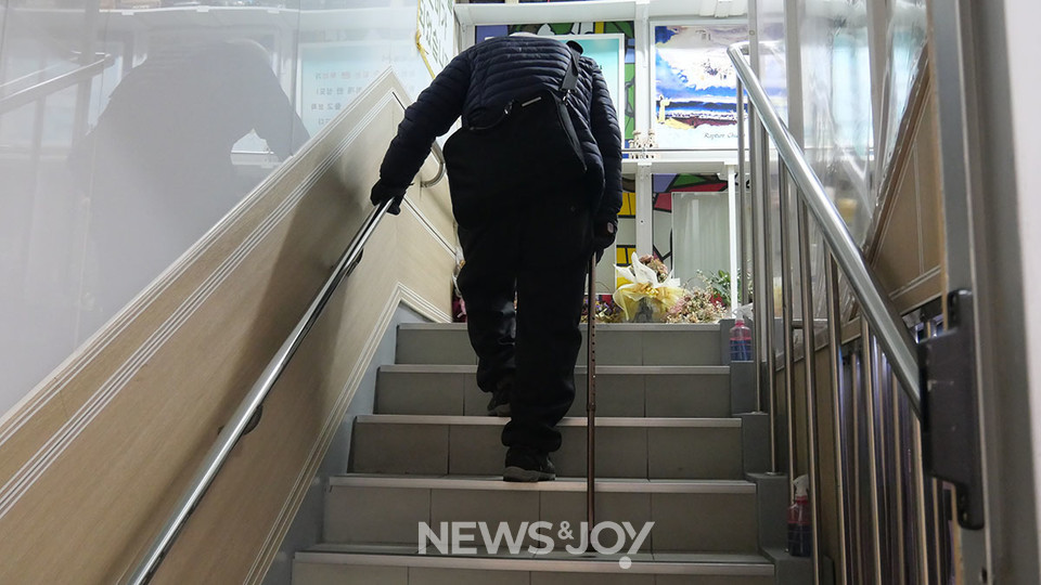 숭인동 한 상가 2층에 있는 ㄷ교회. 주일예배 시간이 되자 한 노인이 손잡이를 잡고 지팡이에 의지해 힘겹게 계단을 오르고 있었다. 뉴스앤조이 구권효
