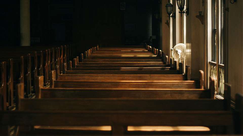 장의자는 교회의 상징처럼 여겨지지만, 배리어 프리 관점으로 보면 예배당 내부를 경직되게 만드는 주 요인이다.