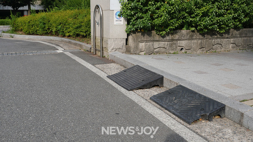 인도가 끊어진 부분을 경사로로 연결해 놨지만, 이 정도 경사로도 수동 휠체어로는 오르기가 쉽지 않다. 뉴스앤조이 구권효