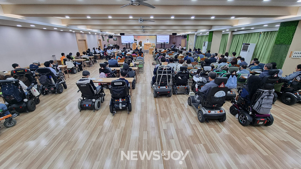 둥지교회 주일예배. 뉴스앤조이 구권효