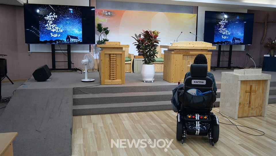 둥지교회 강단 경사로. 뉴스앤조이 구권효