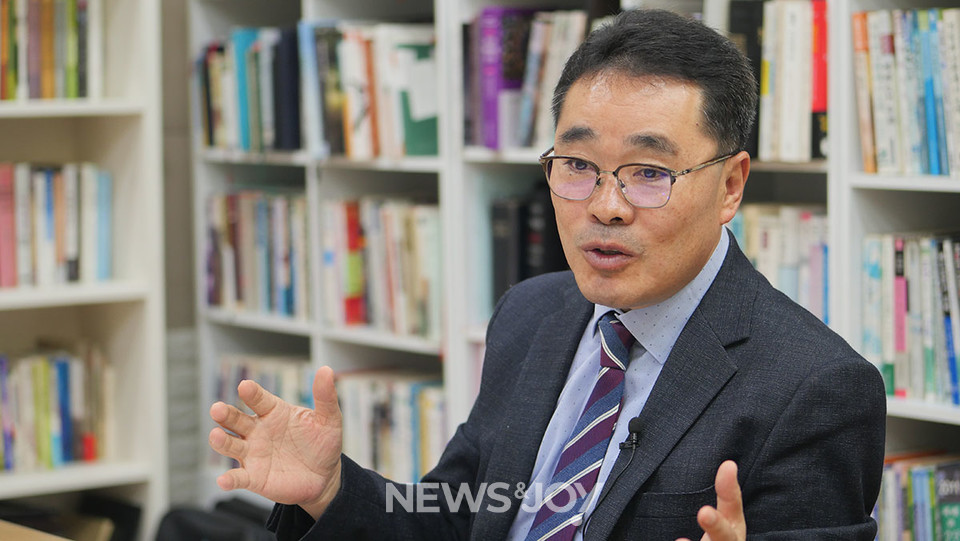 신경희 목사는 양쪽 다리 길이가 달라 다리를 절었던 과거가 있다. 현재는 수술로 다리 길이를 맞췄다. 그는 장애인과 비장애인의 경계에 있는 사람이었다. 뉴스앤조이 구권효