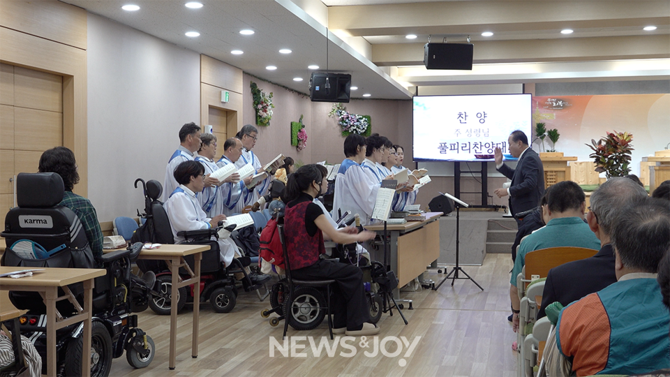 둥지교회 성가대에는 휠체어를 탄 사람들도 있다. 뉴스앤조이 경소영