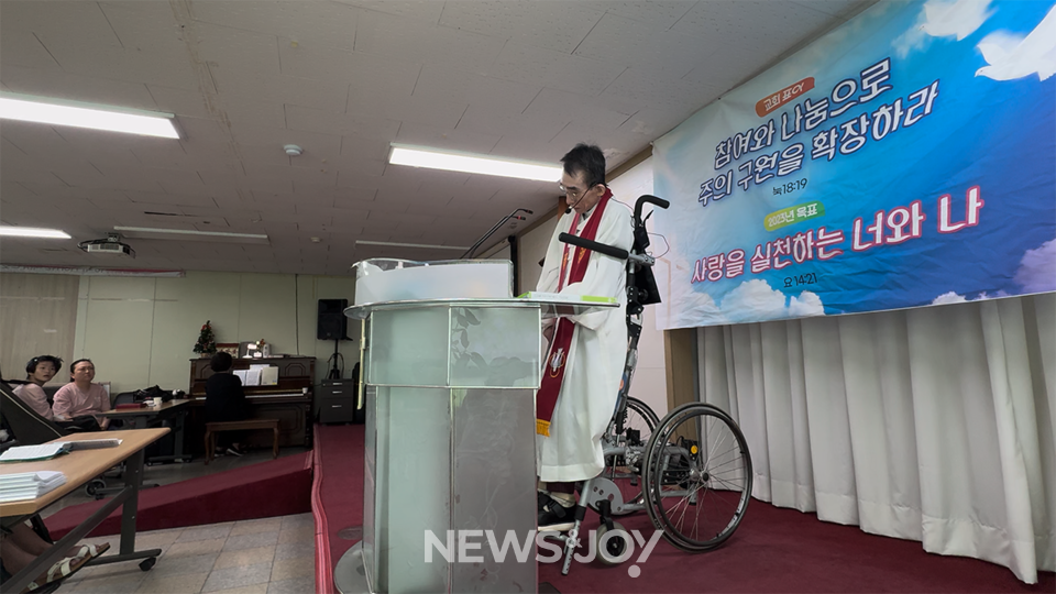 류흥주 목사는 도움을 받아 매주 교인들에게 메시지를 전한다. 뉴스앤조이 경소영 