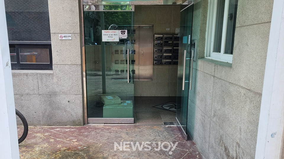 너와나의교회는 뒷쪽으로 나 있는 주거 공간 입구를 통해 들어가야 엘리베이터에 접근할 수 있다. 뉴스앤조이 구권효