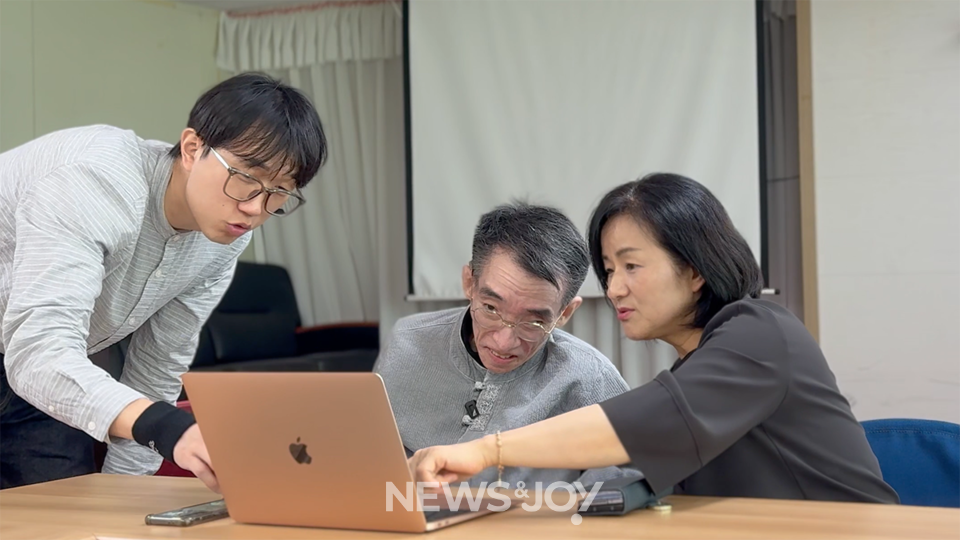 류흥주 목사(사진 가운데)와 황종순 전도사(사진 오른쪽)가 서울시 종로구 교회들의 배리어 프리 통계를 함께 보고 있다. 뉴스앤조이 경소영