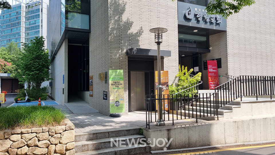 작년 6월 완공된 향린교회 새 예배당. 오른쪽 정문으로 가기 전, 경사로와 엘리베이터가 있다. 맨 왼쪽으로 장애인 전용 주차 구역 1면이 보인다. 뉴스앤조이 구권효