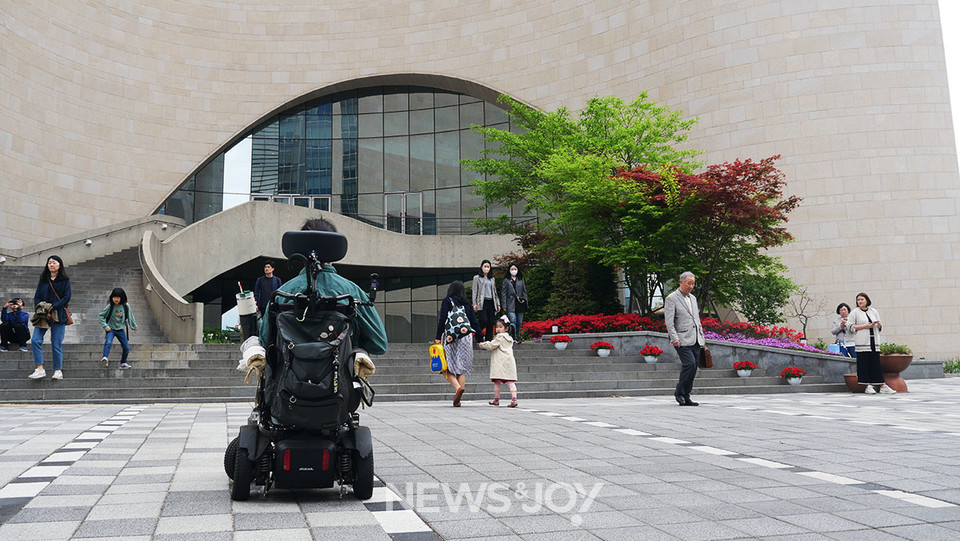 새문안교회를 정면에서 보면 계단만 보인다. 건물 오른쪽에 휠체어를 탄 사람이 출입 가능한 문이 있다. 뉴스앤조이 구권효
