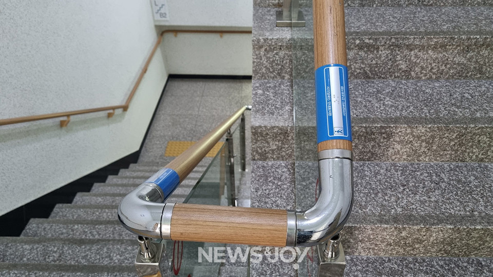 계단 손잡이에 점자 표시가 돼 있는 교회는 별로 없었다. 평동교회 계단 손잡이는 두께가 잡기 좋게 얇았으며, 모두 점자 표시가 돼 있었다. 뉴스앤조이 구권효