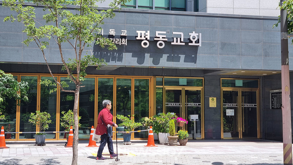 평동교회는 접근이 원활했지만, 무거운 여닫이문 두 개를 밀고 들어가야 해서 휠체어 사용자가 혼자 들어가기는 어려워 보였다. 많은 교회가 무거운 여닫이문을 사용하고 있다. 뉴스앤조이 구권효