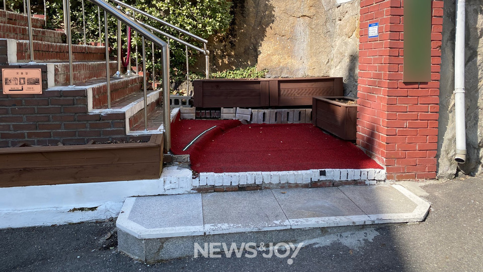 도로 경계에서 건물 주출입구로 향하는 접근로에 높이 차이가 존재하고, 계단식으로 되어 있어 건물 주변까지 접근하기 어려운 사례. 뉴스앤조이 자료 사진