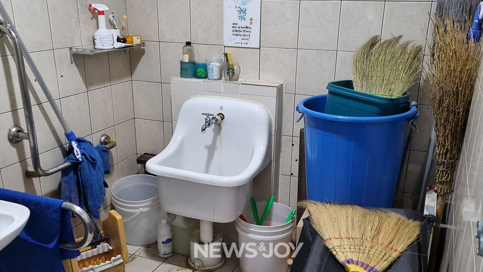 종로구 한 대형 교회는 1층 장애인 화장실의 변기를 뜯어 내고 청소 용품을 쌓아 뒀다. 많은 교회가 장애인화장실을 이렇게 창고로 쓴다. 뉴스앤조이 자료 사진 