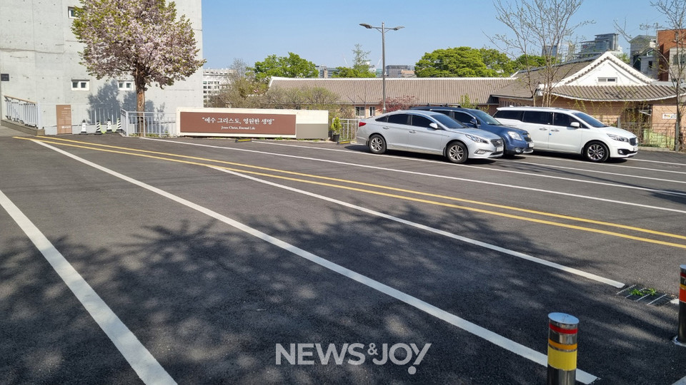 장애인 주차 구역 없이 공터를 둔 ㅇ교회. 이유를 묻자 "주차장이 이렇게 넓은데 별도로 구역을 만들어야 할 이유가 무엇이냐"는 답이 돌아왔다. 뉴스앤조이 자료 사진