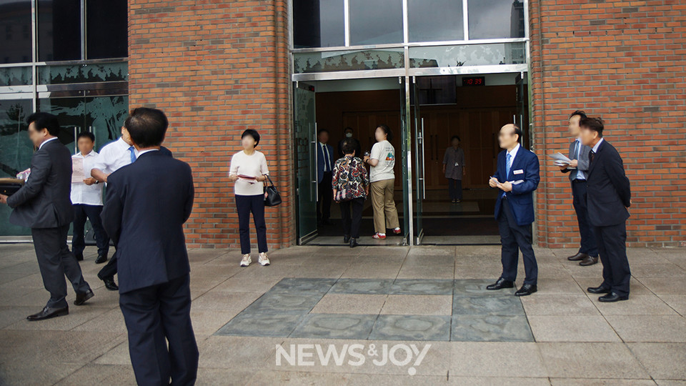 이날 예배 시작 전 교회 입구는 현 목사의 사임을 요구하는 교인들과 예배 안내 위원들이 뒤섞여 혼란스러웠다. 뉴스앤조이 나수진