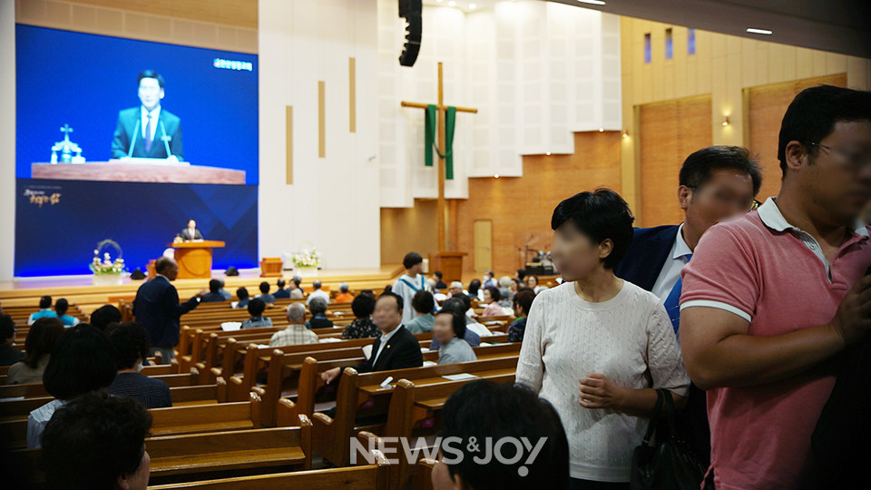 현 목사는 설교를 거부하고 예배당을 빠져나가는 교인들에게 '예배방해죄'로 고소하겠다고 말했다. 뉴스앤조이 나수진