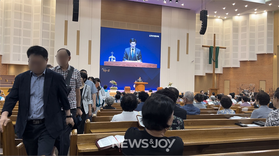 교인들이 현종남 목사의 설교를 거부하며 퇴장하고 있다. 뉴스앤조이 나수진