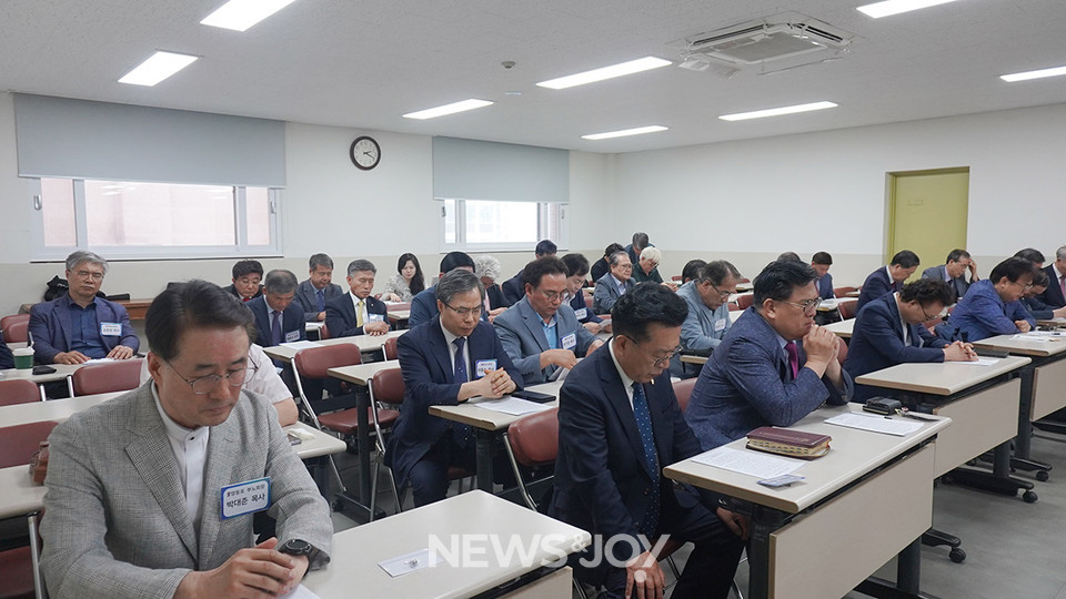 논쟁 끝에 입장문은 발표하기로 했으나 김의식 총회장에게 책임을 촉구하는 내용이 빠지게 됐다. 뉴스앤조이 엄태빈