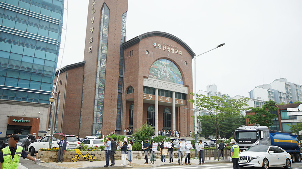 안산성광교회 현종남 목사가 일방적으로 직무대행 체제를 선언하고, 자신을 지지하던 선임장로를 담임목사직무대행으로 선임했다. 뉴스앤조이 나수진