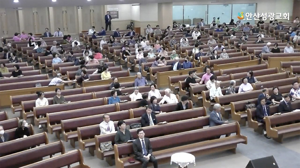현종남 목사(맨 앞)는 7월 14일 주일예배 강단에 서지 않았다. 주보에는 그의 이름이 나와 있는데, 외부에서 온 다른 목사가 설교를 전했다. 안산성광교회 예배 영상 갈무리