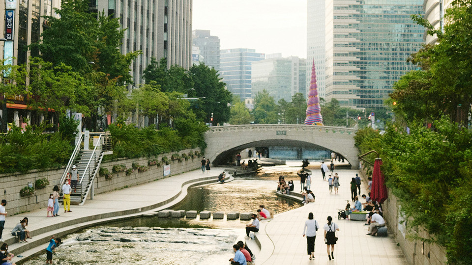 청계천 광장에 있는 조형물 'Spring'. 