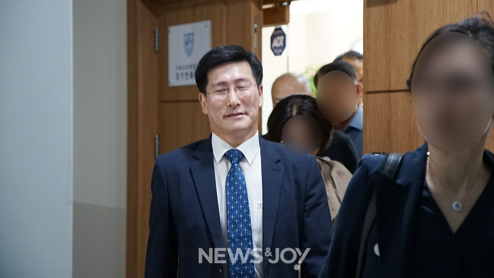 현 목사는 재판이 끝나자마자 허탈해하는 교인들 사이로 웃으며 빠져나갔다. 뉴스앤조이 나수진