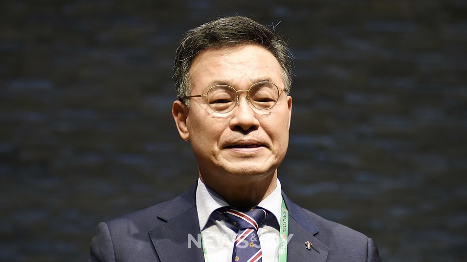 김의식 목사가 자신이 담임하던 치유하는교회에 전별금 10억 원을 요구했다. 교인들은 이 돈을 주지 않으면 김 목사가 다시 담임으로 돌아올까 봐 우려하고 있다. 뉴스앤조이 이용필