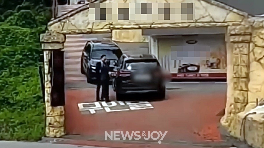 작년 7월 8일, 파주의 한 무인텔 앞에서 김의식 목사와 이 아무개 장로가 몸싸움을 하고 있다. 이 영상을 찍은 교인 중 한 명인 치유하는교회 임일빈 집사는, 교회가 김 목사를 치리하지 않고 돈을 줘 내보내려 하자 분개하고 있다. 뉴스앤조이 자료 사진