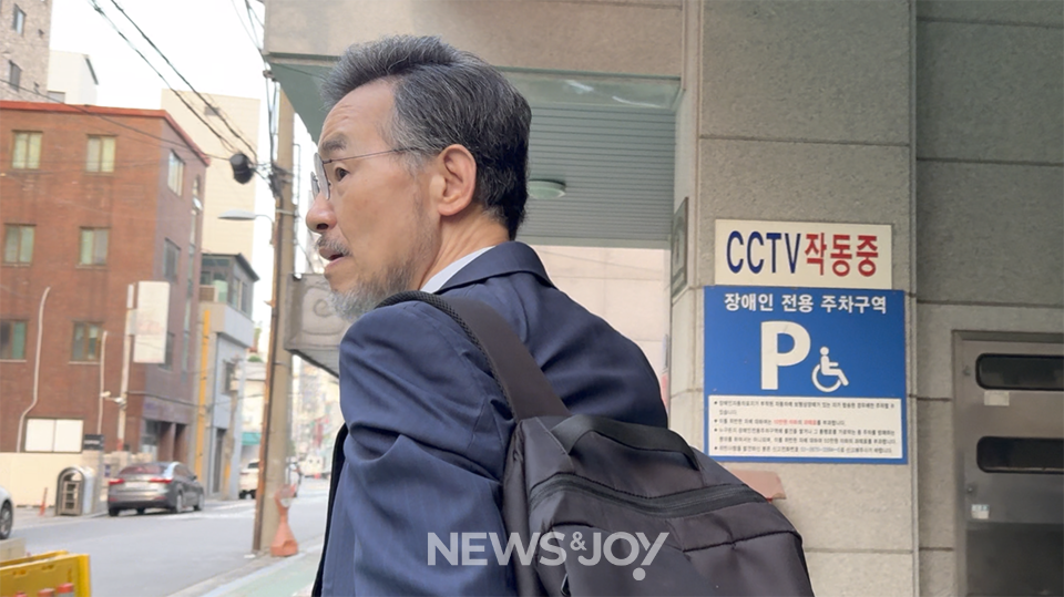 김의식 목사는 자신의 상담으로 이 아무개 권사의 가정이 회복됐다고 주장했으나 이 권사의 남편의 입장은 달랐다. ＜뉴스앤조이＞는 9월 10일 김의식 목사에게 이에 대해 물었지만 그는 답변을 거부했다. 뉴스앤조이 경소영