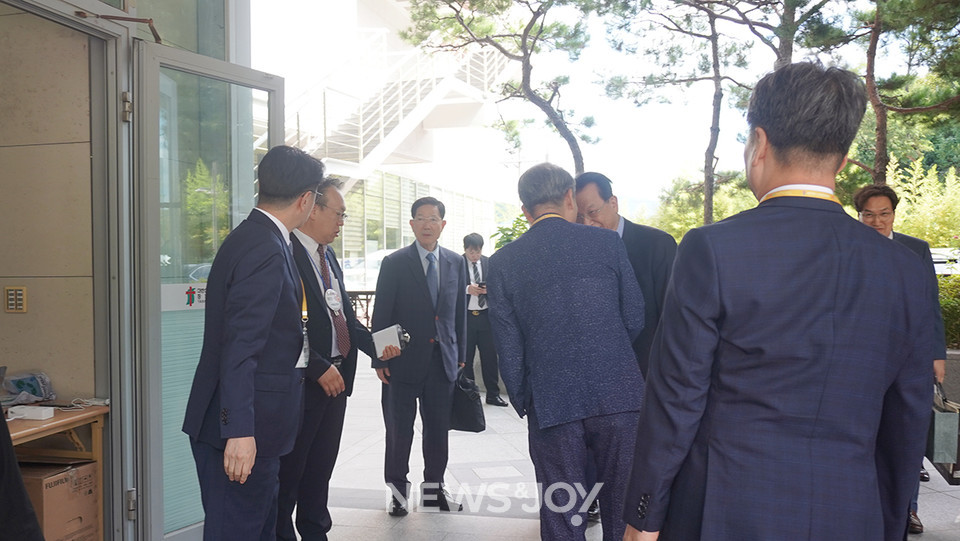 김삼환 목사는 여러 목사들과 악수하면서 총회 장소로 입장했다. 뉴스앤조이 엄태빈