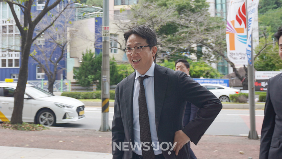 김하나 목사는 세습금지법 폐기 청원에 대해 "모른다"고 답하며 자리를 피했다. 뉴스앤조이 엄태빈