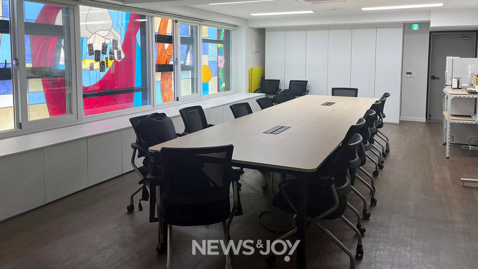 예장통합이 '프레스룸'이라고 안내한 구 예배당 공간. 총회 장소인 새 예배당과 물리적으로 떨어져 있을 뿐만 아니라, 프레스룸에는 아무런 총회 중계 시스템이 구비돼 있지 않다. 뉴스앤조이 엄태빈