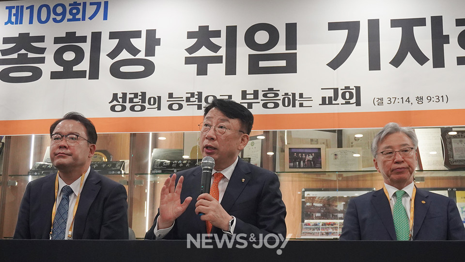 김영걸 총회장이 김의식 전 총회장과 세습금지법 폐기 청원 등에 대해 입장을 밝혔다. 뉴스앤조이 엄태빈