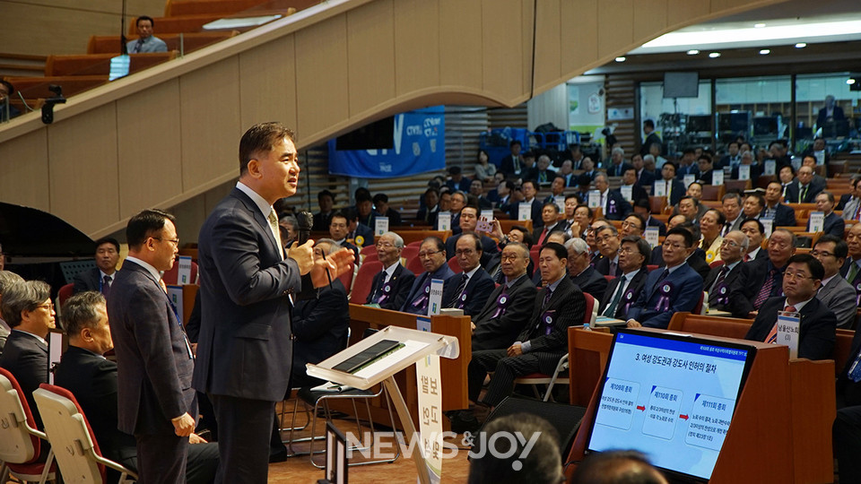 류명렬 위원장은 PPT를 준비해 총대들에게 여성 강도권 부여 청원에 대해 상세히 설명했다. 총회의 입장은 여성 안수 불가임을 짚기도 했다. 뉴스앤조이 나수진