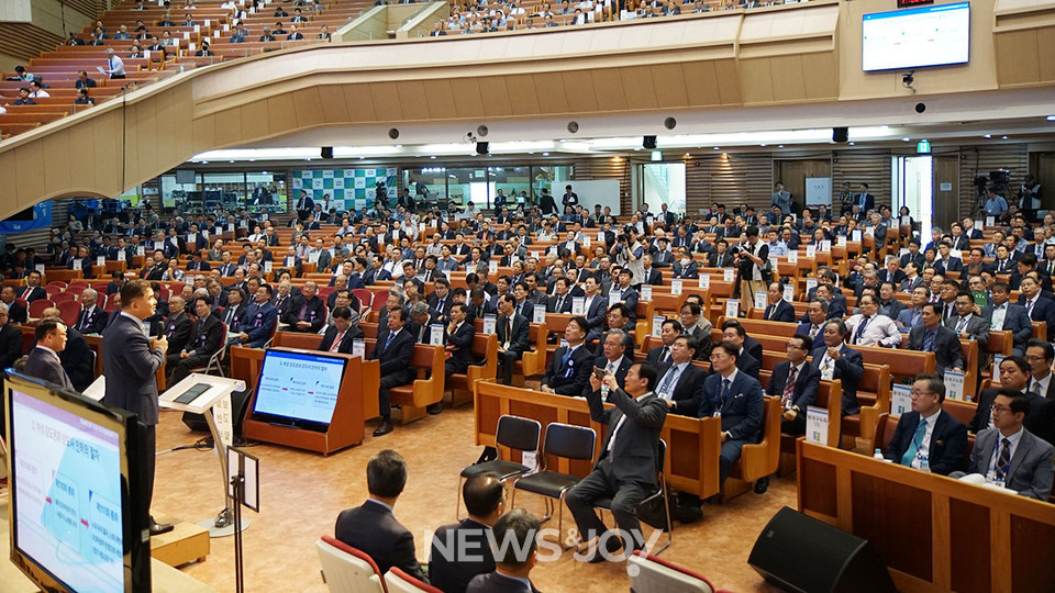 예장합동의 여성 강도권 도입은 분명 한 발짝 나아간 조치이지만, '여성'과 '남성'을 나눠 여성 안수를 더욱 어렵게 했다는 평가도 있다. 뉴스앤조이 나수진