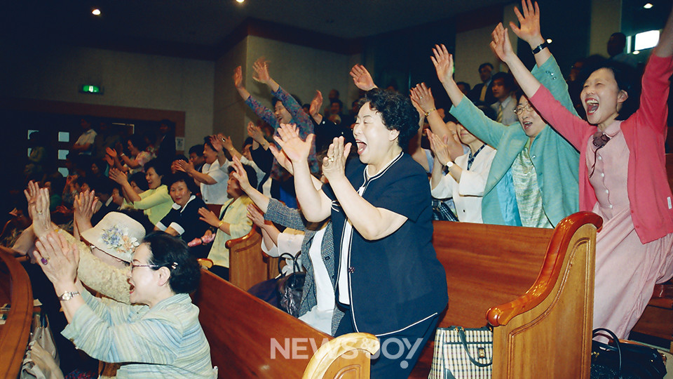 2004년 6월 23일 기성 98차 총회에서 여성 안수제가 통과되자 방청석에 있던 여성 목회자들은 환호했다. 사진 제공 활천사 