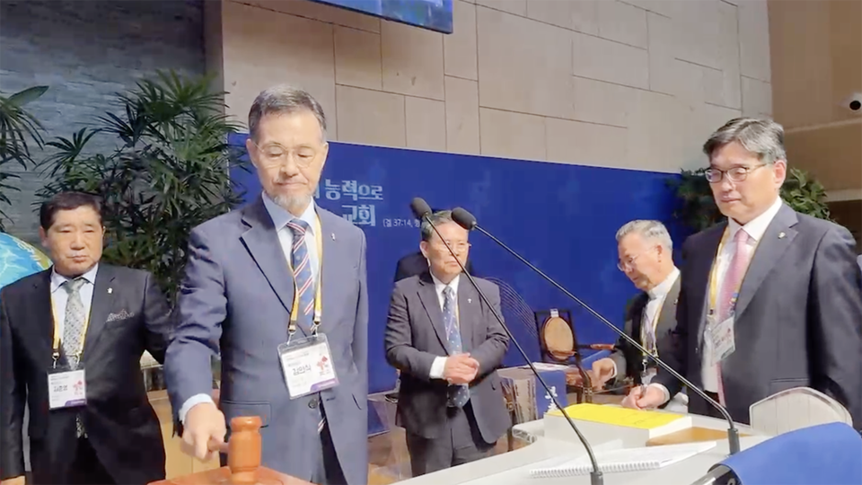 불륜 의혹을 받고 있는 김의식 목사가 109회 총회를 개회하는 장면. 뉴스앤조이 자료 사진