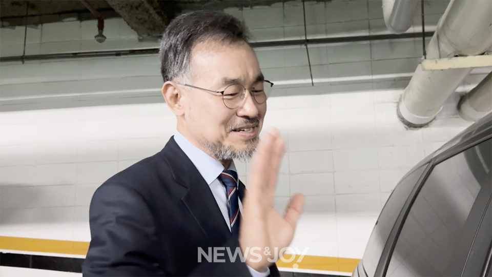 약 20분간 조사를 받고 나온 김의식 목사는 기자에게 "＜뉴스앤조이＞ 폐간하라"고 말했다. 뉴스앤조이 경소영