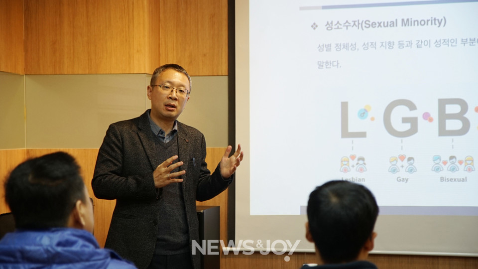 윤현배 교수는 2021년부터 서울대 의대에서 예비 의료인들을 대상으로 성소수자 친화적인 의료를 교육하고 있다. 뉴스앤조이 나수진