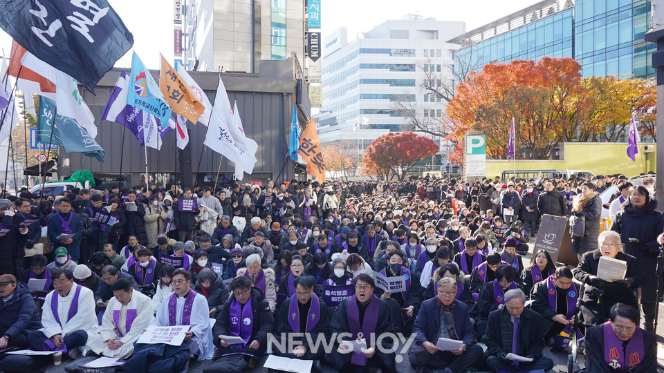 12월 7일 그리스도인 700여 명이 한국기독교회관 앞에서 윤석열 퇴진을 외쳤다. 뉴스앤조이 엄태빈