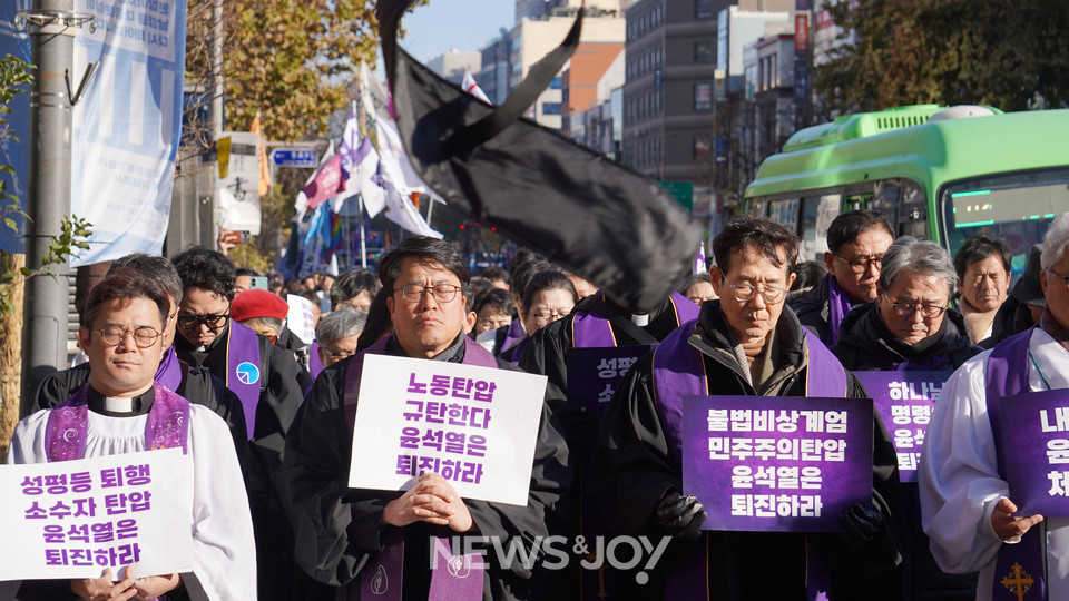 참가자들은 윤석열 퇴진을 외치며 기도했다. 뉴스앤조이 엄태빈