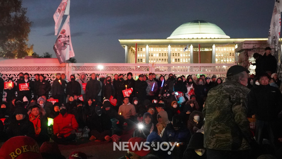 우원식 국회의장이 탄핵안 투표를 종료했으나 시민들은 자리에 남아 "윤석열 탄핵"을 외쳤다. 국민의힘 의원 3명을 제외하고 투표에 참여하지 않았다. 뉴스앤조이 엄태빈