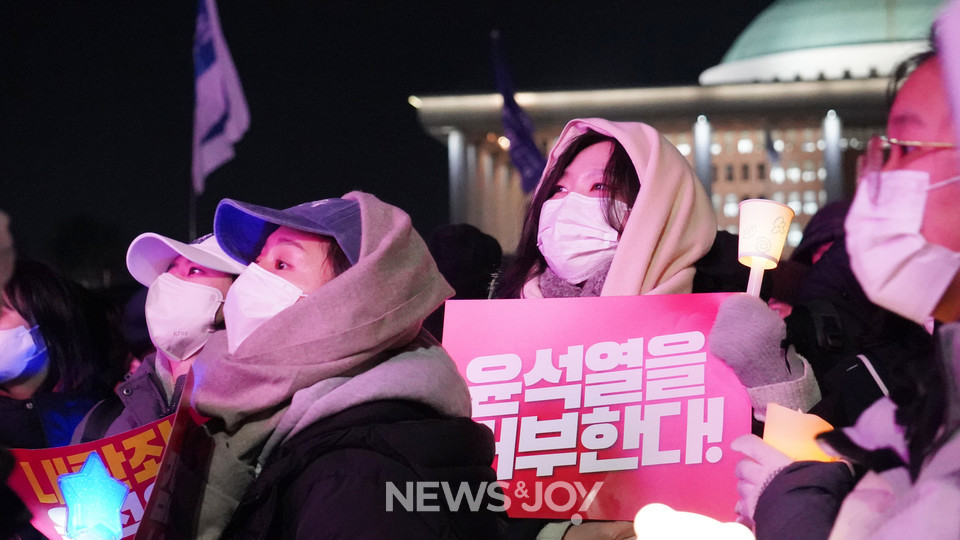 국회 앞 윤석열 퇴진 집회 현장에는 젊은 여성들의 목소리가 돋보였다. 응원봉을 들고 K-POP을 부르면서 윤석열 대통령의 퇴진을 촉구했다. 뉴스앤조이 엄태빈