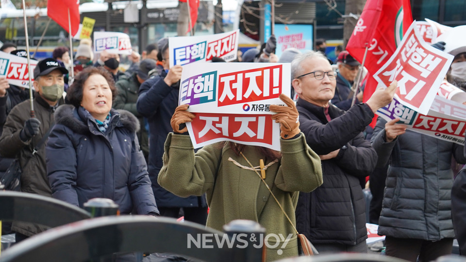 한편 전광훈 목사가 주도하는 자유통일당에서는 탄핵 저지 집회를 전개했다. 뉴스앤조이 엄태빈