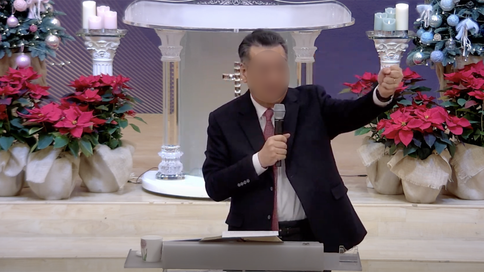 법원이 충신교회 전 담임목사 배철희 씨의 출교를 유지했다. 배 씨가 낸 출교 판결 효력 정지 가처분을 기각하면서, 피해자의 진술이 일관되고 신빙성 있으며, 재판위원회 판결도 잘못되지 않았다고 봤다. 충신교회 유튜브 갈무리