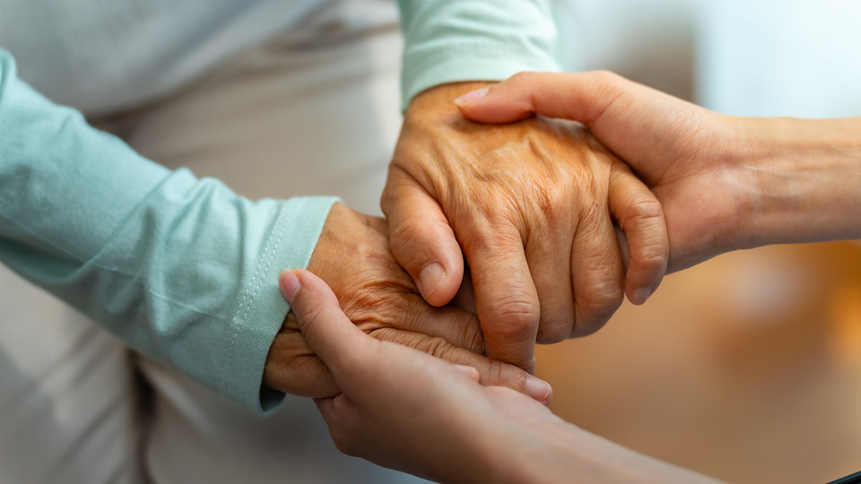 치매 예방에 관심을 보이는 사람은 많지만, 치매 환자를 돌보는 방법에 대한 정보는 그렇게 많지 않습니다.