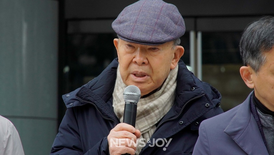 이만열 교수는 윤석열 패거리 가운데 장로와 권사가 있는 것을 보면서 기독교인 한 사람으로서 부끄럽다고 말했다. 뉴스앤조이 안디도