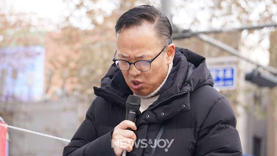 더불어숲동산교회 이도영 목사가 기도했다. 뉴스앤조이 엄태빈