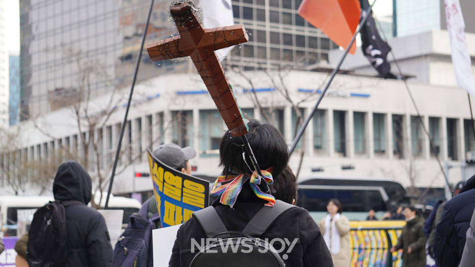 한 그리스도인이 무지개 띠를 머리에 묶고 기도회에 참가했다. 뉴스앤조이 엄태빈